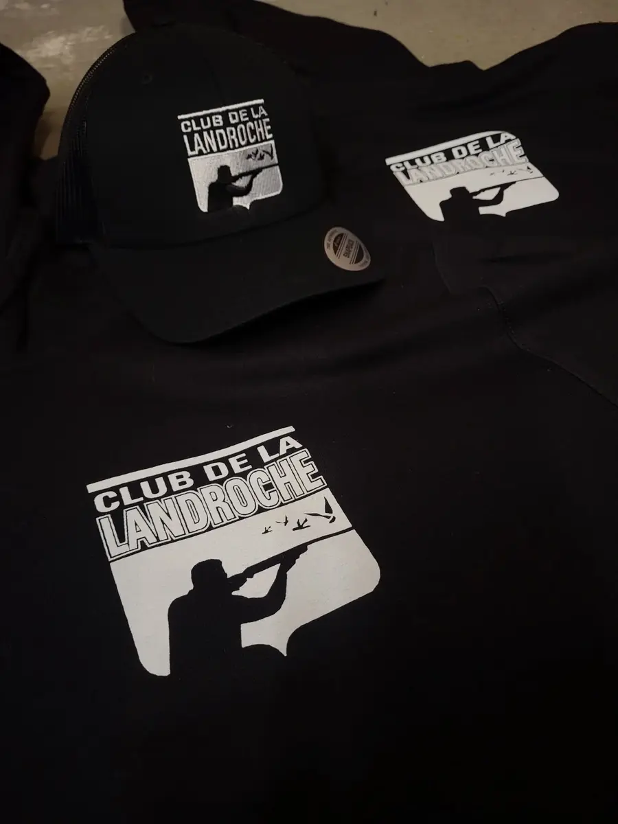 Sérigraphie « Club de la Landroche » sur vêtements noirs, avec casquette assortie