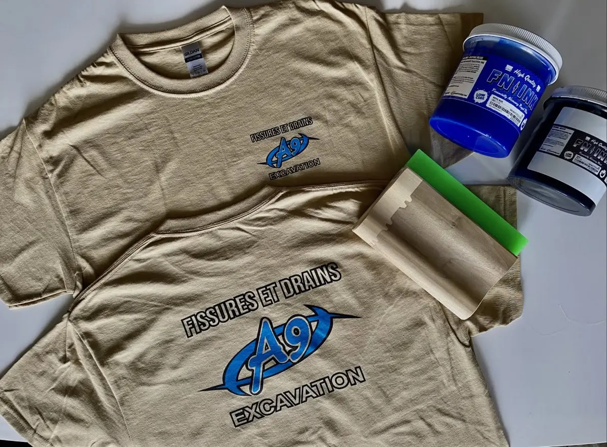 Sérigraphie « Fissures et Drains A9 Excavation » sur t-shirts sable, avec encres et raclette